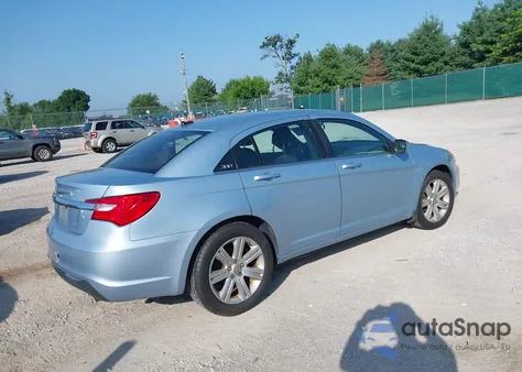 2013 Chrysler 200 Touring z USA, uszkodzony, nr VIN 1C3CCBBB0DN705795